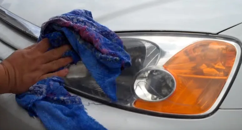 limpiar faros coche pasta de dientes