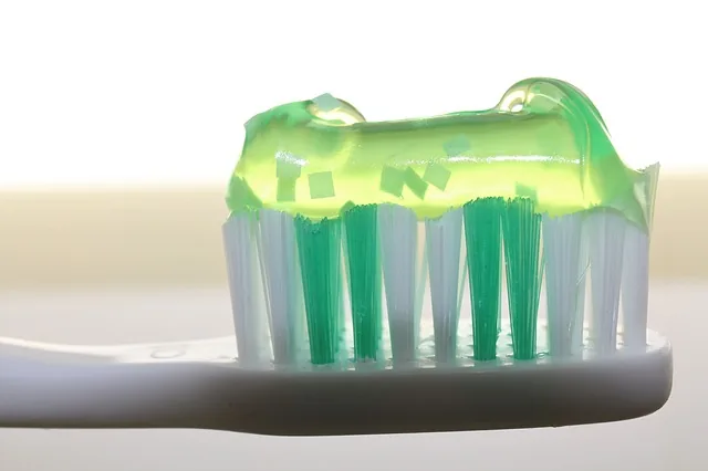 limpieza de faros con pasta de dientes