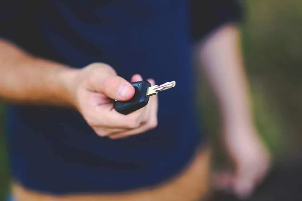 como averiguar de quien es un auto