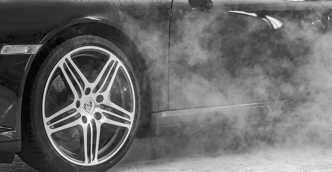 ¿Tu coche echa humo blanco al arrancar? Descubre los posibles motivos