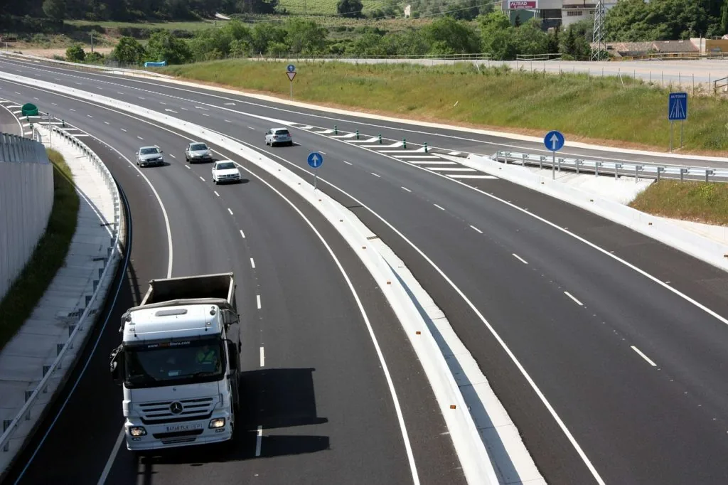 que diferencia hay entre autopista y autovia