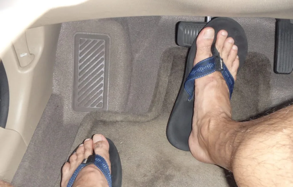 conducir con chanclas dgt